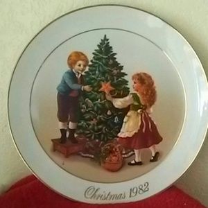 AVON 22kt. GOLD TRIM1982 CHRISTMAS PLATEPRICE FIRM